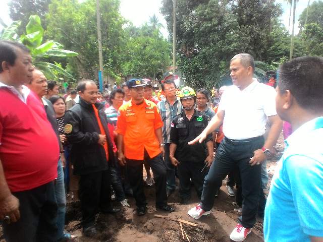 Suatan Dimakamkan di Lokasi Longsor